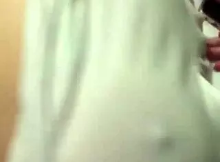 Tetona le rebotan mientras se lo meten en conce