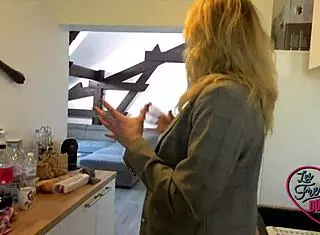 i'm elisa 26ans agente immobili�re sexy with big tits