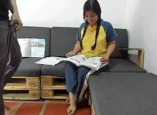 Estudiando para un examen y me terminan follando y con mucho semen en la cara sera que paso el examen parte 1