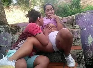 Le Doy a Chupar Bonbon a Mi Hermanastra de Mis Tetas