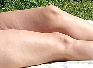 Jag spionerar på min styvmamma som solar naken i trädgården