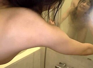 Akarsz látni a cuki japán fiatal 18+ punciját házi akcióban?