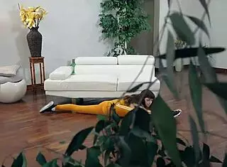 إخوة زوجين يمارسون اليوغا ويصبح الأمر فاحشاً!