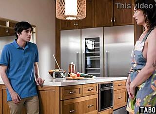 스텝맘 시리 달의 큰 엉덩이가 작은 18+ 스텝손에게 뚫려.