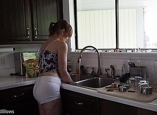 Γλυκιά ξυρισμένη σύζυγος δείχνει μεγάλο κώλο σε σεξουαλικό μάθημα