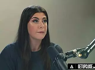 Up Close: Attractive Gal Ritchie Orgasms Solo