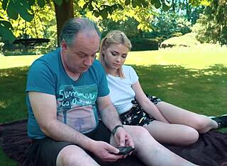 Liten Tjej Spikas Hårt av Farfar på Picknick