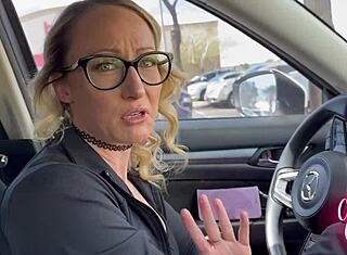 แม่เลี้ยงพาฉันไปซื้อของที่โรงเรียน และเรามีช่วงเวลาดีๆ ด้วยกัน