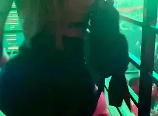 Loira Gostosa Fica Excitada No Meio Da Balada