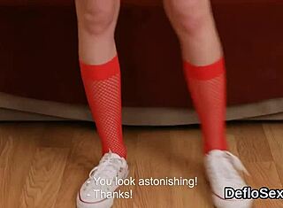 Вау, 18+ девчонка пальцами трахает тугую пизду до оргазма!