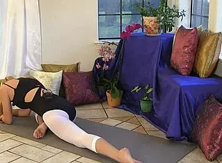 Cheerleaders and dancers do flexibility stretches in their routine 😊