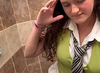 estudiante de tetas grandes follo a su maestro para aprobar economia