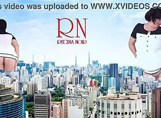 Doamnă gigantică se plimbă fără chiloți în oraș, dominând ca o adevărată gigantă