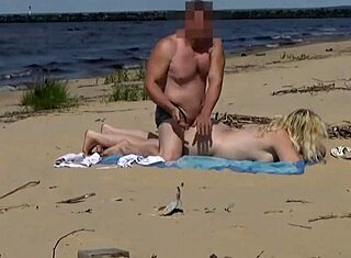 Vil du se mommys store røv pounded på stranden?