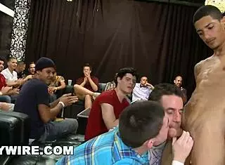 เฮลล์เย่! เข้าร่วมปาร์ตี้ซอสเซจเฟี้ยวสำหรับออร์กี้เกย์คืนนี้!