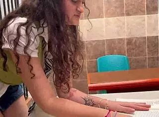 estudiante de tetas grandes follo a su maestro para aprobar economia