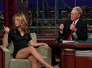 哇，Jennifer Aniston炫耀她令人惊艳的热腿！