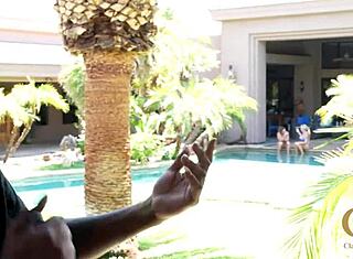 I denna anime POV knullas en milfs rakade fitta av monsterkuk i smutsig hemmagjord närbild