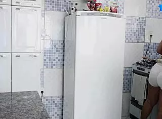 Peguei a Gostosa da Empregada Fritando um Ovo e Meti no Cú Dela