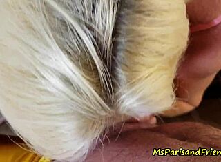 Лятната ваканция става дива с леля Парис яздеща обръсната путка