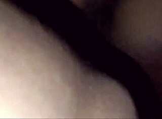 Mladá děvka tlačí prdel na jízdu a sedne si na řidičův čurák