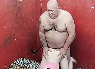 Млада мома жадува твърдо догистайл за интензивно освобождаване. Мускулес т бодибилдър я подлудява с всяко космато тласване.