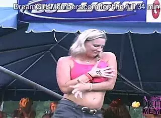 Mokrý tričkový soutěž na biker rally se špinaví! 🔥