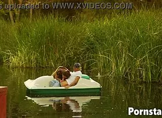 gorgeous babe dru berrymore getting horny outdoors 😏