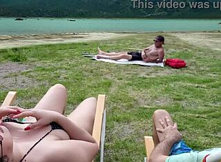 Mi tocco mentre voyeur si sega alla spiaggia