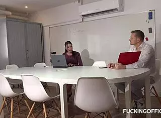 Reparador taladra duro a secretaria latina cachonda