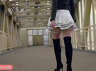 Hej, ta en titt under min kjol, Jeny Smith retas på allmän plats med rakad flash