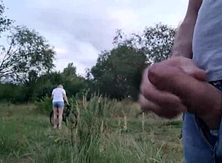 Băiete, m-am exhibat și m-am masturbat lângă fata superbă afară, ea m-a văzut ejaculând!