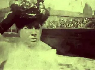 yo, check these two old-school lesbians goin’ at it!