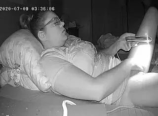 ugh, bujna kurba snema za svojo punco, ujeta na skriti kameri, ni mislila, da bo tako divja s prstovanjem!