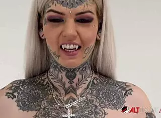 Tattooed amber luke rides the tremor for her first time