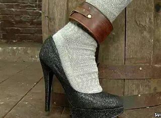 Çarpıcı lezbiyen kıç sertçe kırbaçlanır hogtie bağlamada.