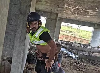 After everyone left, workers fuck shamelessly in the construction building.