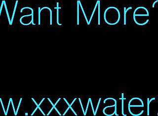 Anna Netrebko, pieni nuori nainen ui veden alla paljastavassa bikinitopissa rannalla