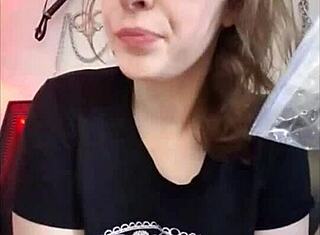 可愛いオタクの茶髪女がパンティーでオナニーしながらホットなセクシング