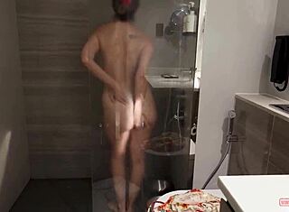 唉，继母给我们订了一间床的酒店房间，结果在角色扮演中弯腰