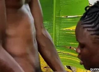 Nagy fekete afrikai lány szeret kint baszni