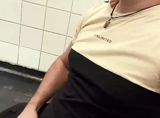 mamando rola do pedreiro até jorrar leitinho - damn!