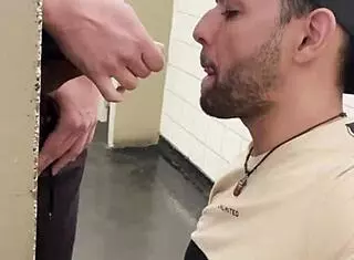 mamando rola do pedreiro até jorrar leitinho - damn!