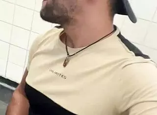 mamando rola do pedreiro até jorrar leitinho - damn!