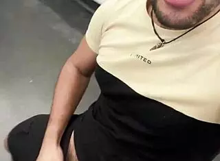 mamando rola do pedreiro até jorrar leitinho - damn!