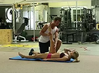 บลอนด์รูสว่างบีบควยเขาแรงในยิมเหงื่อไหล