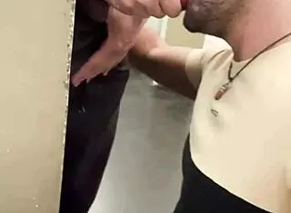 mamando rola do pedreiro até jorrar leitinho - damn!