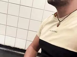 mamando rola do pedreiro até jorrar leitinho - damn!