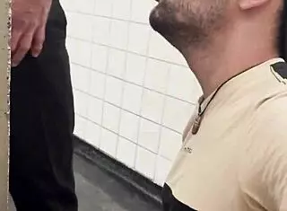 mamando rola do pedreiro até jorrar leitinho - damn!