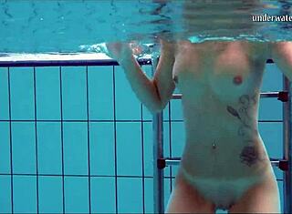 Nata, la chaude Hongroise, nage en bikini moulant en extérieur